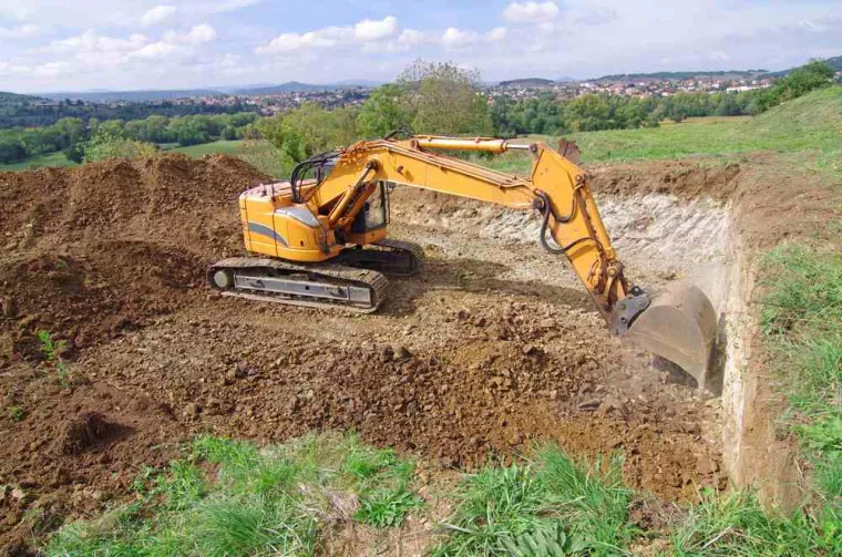 Comment niveler un terrain avec une mini-pelle ?, Carbonne, Garonne TP